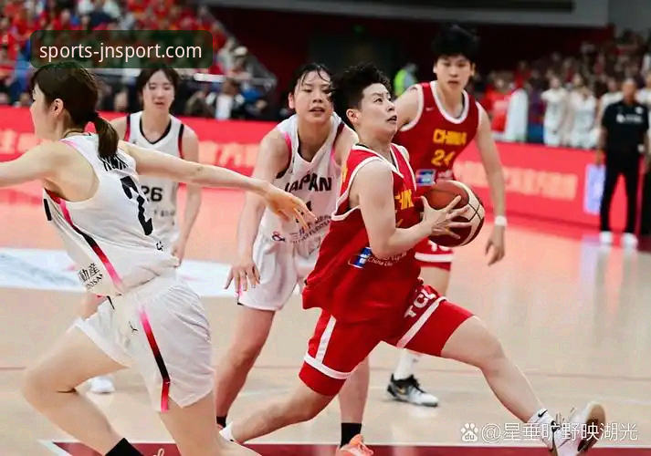 中国女篮战术变阵与后场复苏的深度解析：一场胜利背后的创新逻辑